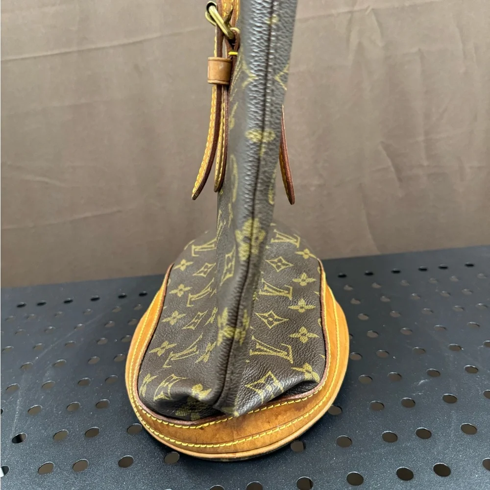 Louis Vuitton Pochette Bucket - Picture 7 of 12